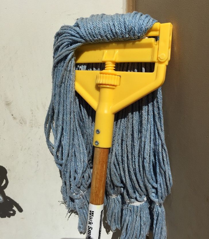 „O persoană cu părul albastru care nu e pare impresionată de ce este în jur”