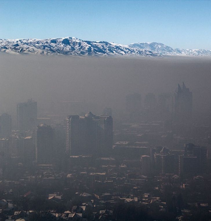 Smog deasupra orașului Almaty, Kazakhstan