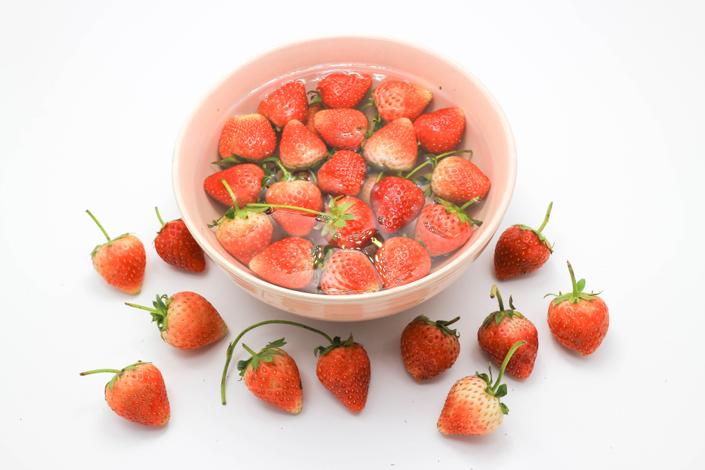 Dezinfectați căpșunile cu oțet alb, fără a scoate tulpina