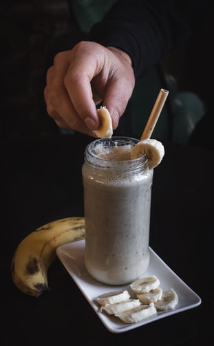 Smoothie de banane cu lapte de migdale