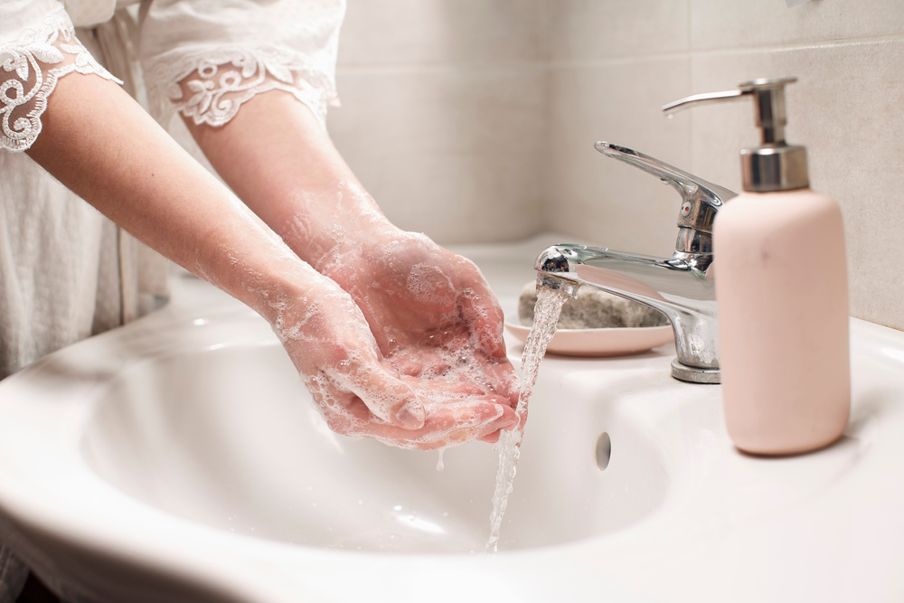 3. Speli mâinile cu apă fierbinte