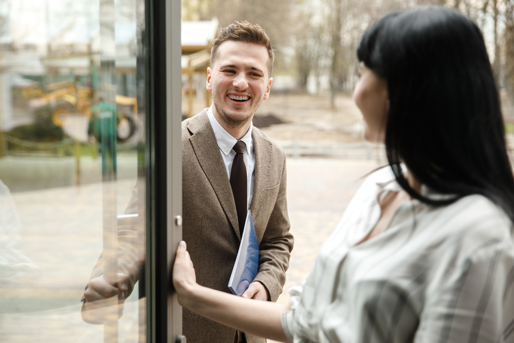 Lasă o femeie să intre mai întâi într-o încăpere
