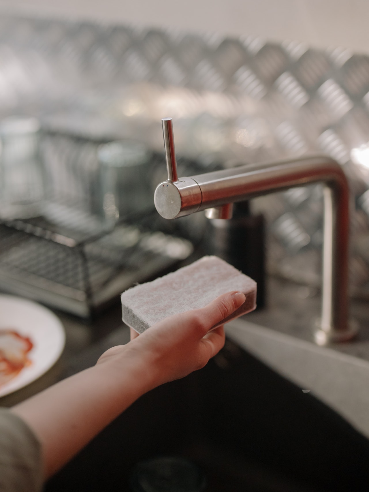 Pune buretele de vase în cuptorul cu microunde pentru a-l igieniza