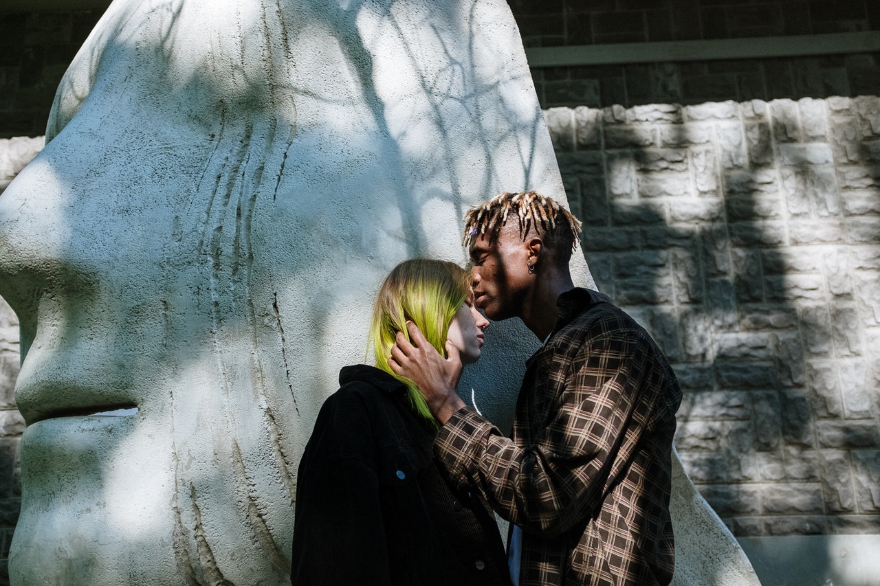 2. Te sărută pe frunte