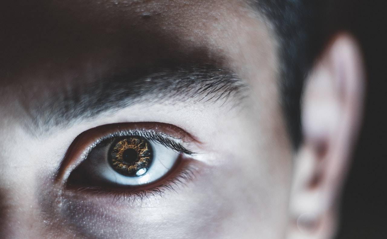 1. Te privește în ochi atunci când îți comunică ceva