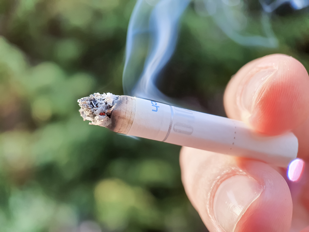 Oamenii au început să fumeze mai puțin