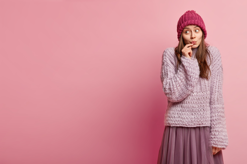 Porți un pulover larg cu o fustă