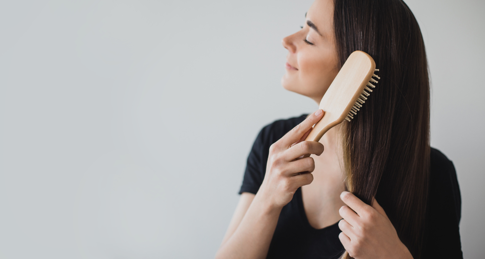 Îl descurci cu o perie plată