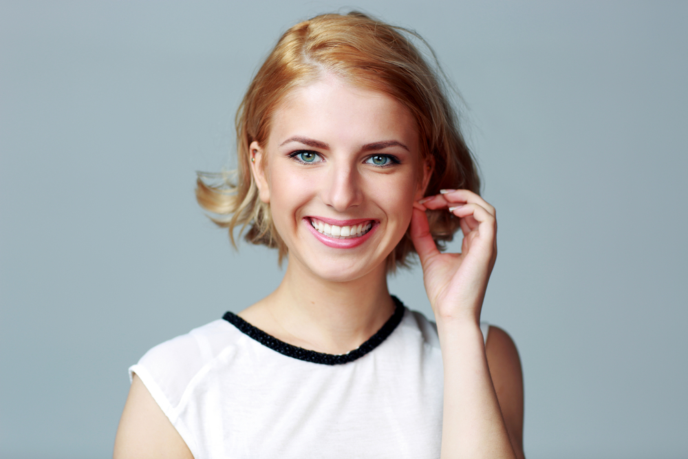 3. Își duce mâna la ureche