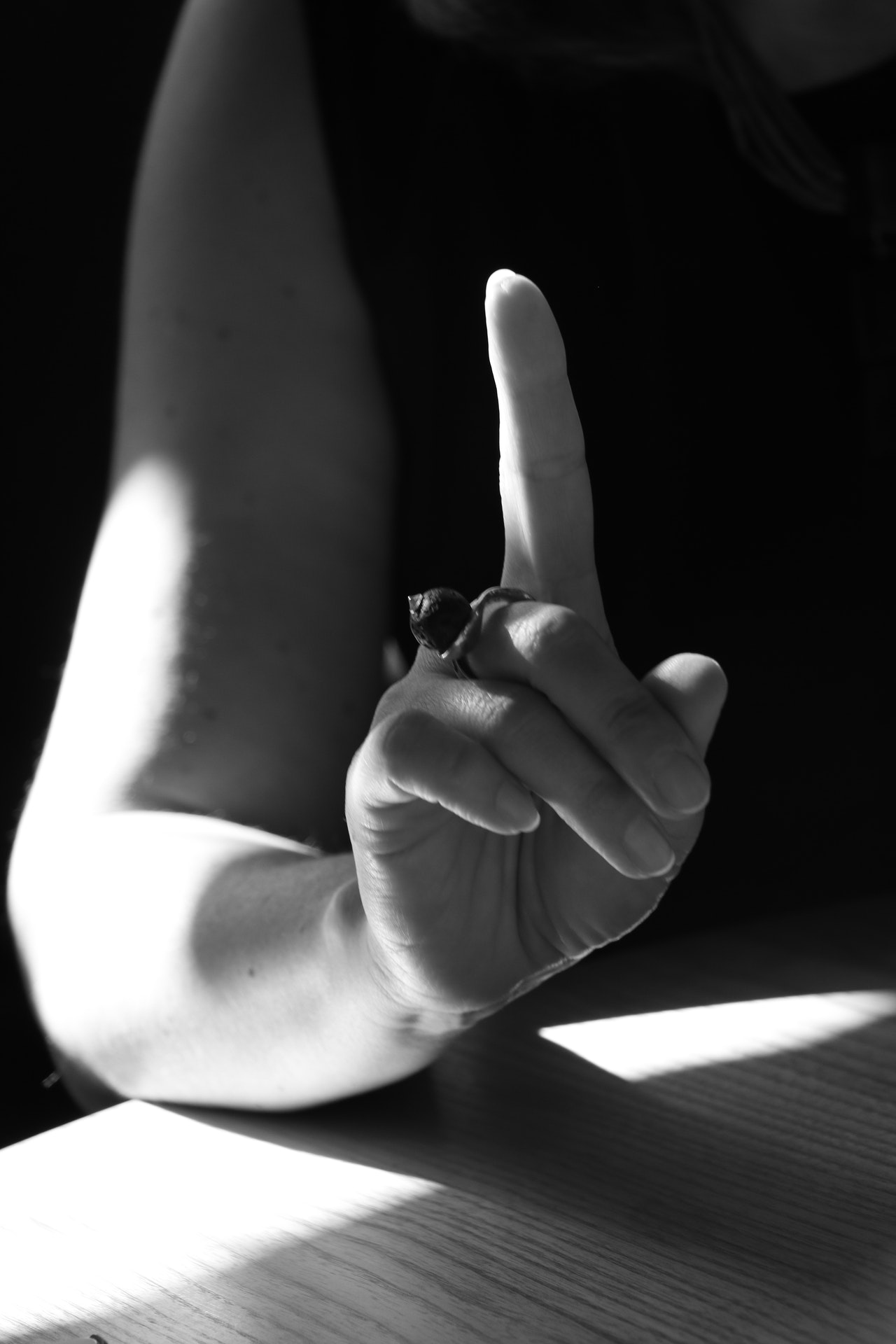 Pune un deget aproape de baza limbii