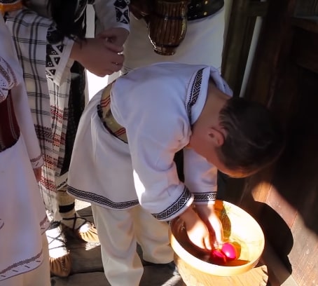 Ou roșu și bănuț de argint