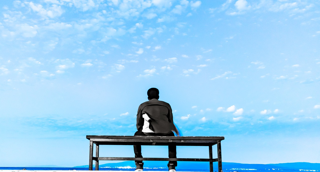 Își ține mâinile lângă talie