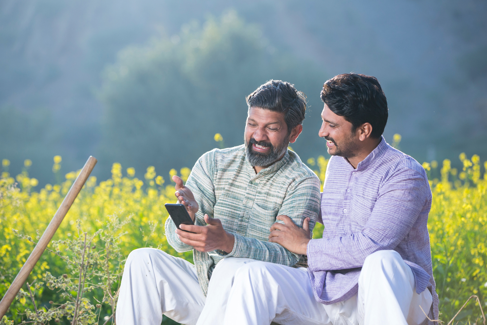 Bărbații se îmbrățișează și se țin de mână