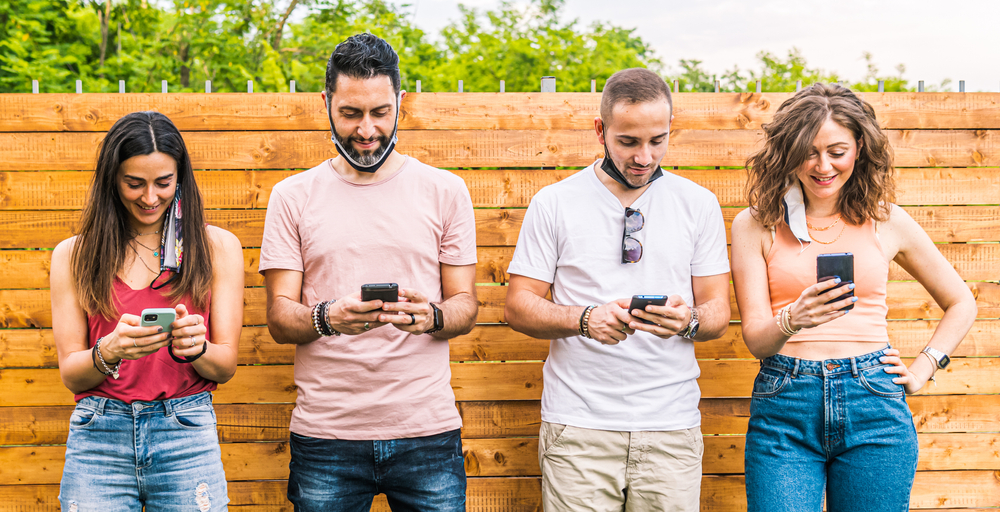 Prietenii lui te tratează dubios