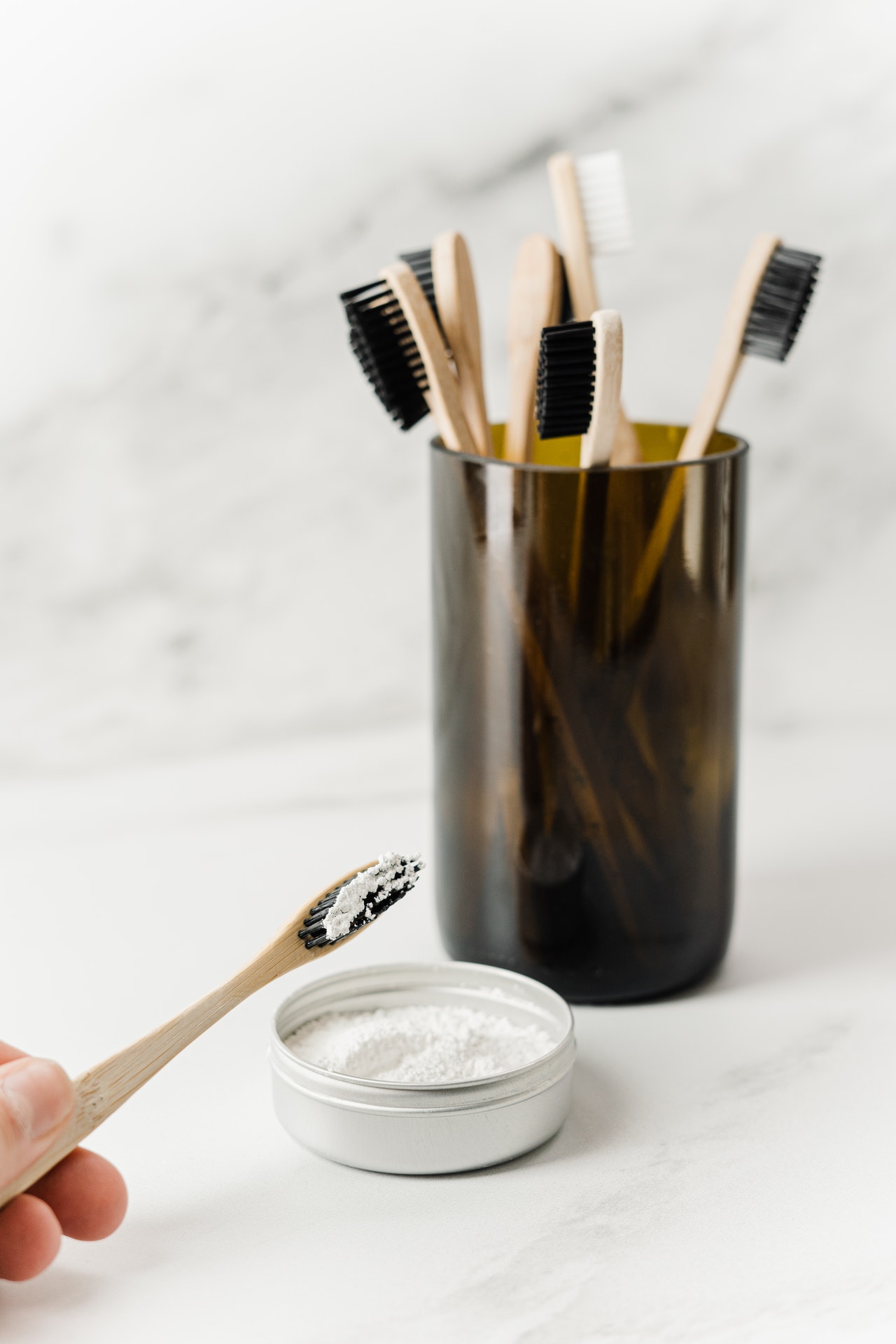 Folosiți o periuță de dinți cu peri moi