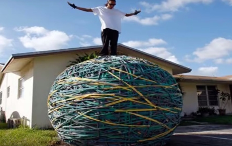 Cea mai mare minge din elastice, realizata din mai mult de 700.000 de benzi de cauciuc