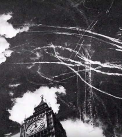 Cerul din Londra, dupa un bombardament intre avioanele britanice si germane in 1940