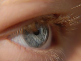 Persoanele cu ochi albastri prezinta cel mai mare risc de a deveni alcoolice
