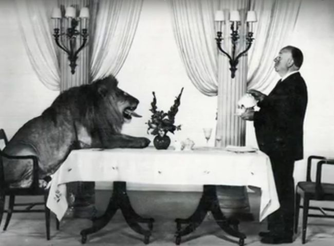 Alfred Hitchcock si mascota MGM, la un ceai