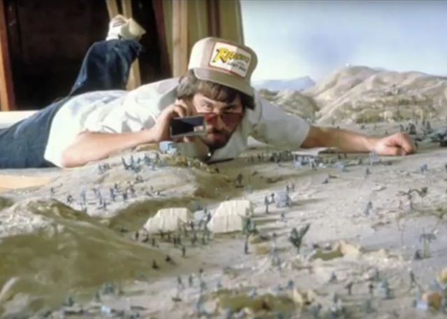 Steven Spielberg face fotografii catorva piese care au fost facute in miniatura pentru primul film Indiana Jones