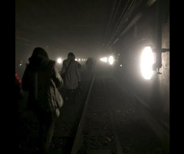 Calatorii, evacuati prin tunel