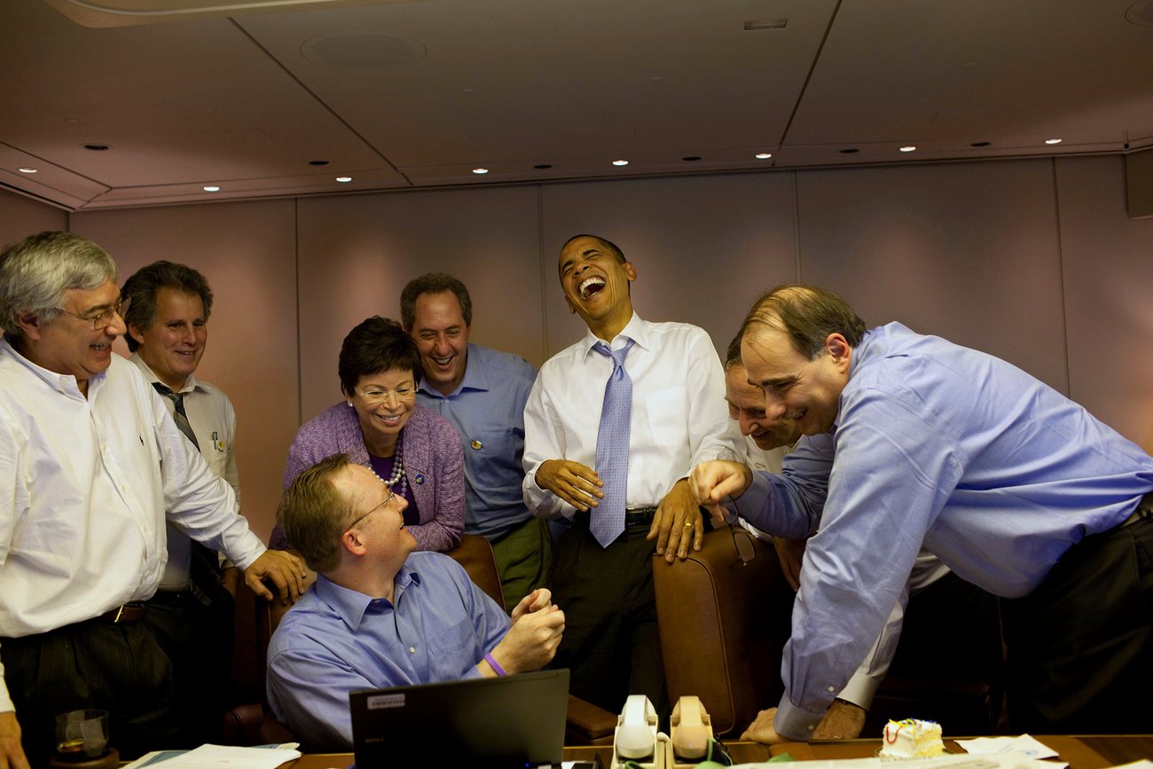 2. Obama glumind cu staff-ul sau inainte de summit-ul din Singapore