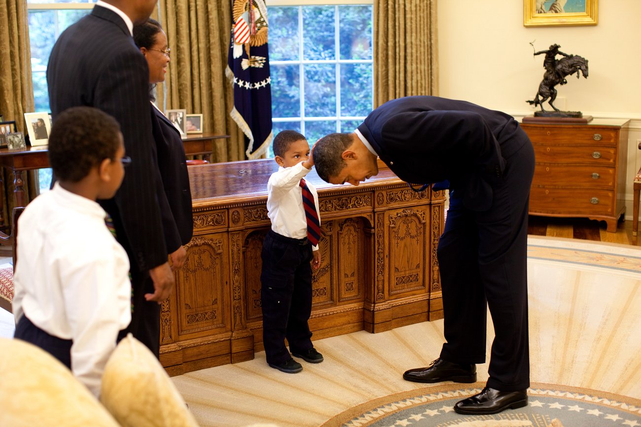 3. Un copil a vrut sa vada daca Obama are parul la fel ca al sau