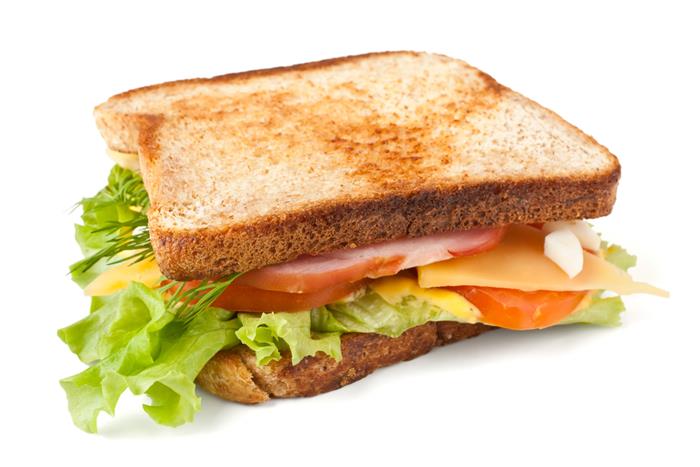 8. Studiile au aratat ca sandwich-urile sunt mai bune atunci cand alti oameni le pregatesc pentru tine. Cand gatim propria mancare, ne obisnuim cu mirosul si alimentul nu mai are gustul la fel de bun.