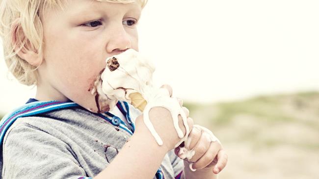 8. Ti se scurge inghetata pe degete? Pune-ti un ambalaj de briosa sau prajitura pentru o experienta nelipicioasa.