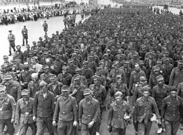 Prizonieri germani marsaluind la Moscova, dupa infrangerea lor in Belarus (1944)