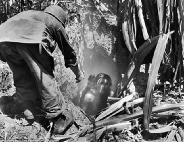 Un soldat american care ofera mana unei femei pentru a parasi pestera in care s-a adapostit, Al Doilea Razboi Mondial