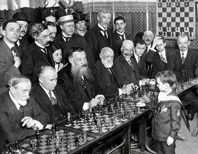 Samuel Reshevsky, la varsta de numai  8 ani, invingand cativa maestri de sah, Franta (1920)
