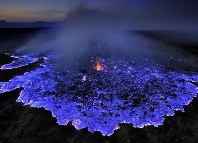 Lava de culoare albastru neon revarsata din vulcanul Kawah Ijen, Indonezia