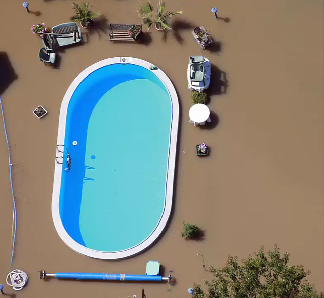 In urma inundatiilor, apa din piscina a ramas intacta