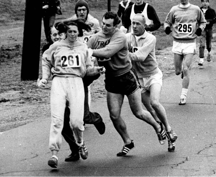2. Organizatorii Maratonului din Boston, incercand sa o impiedice sa concureze pe Kathrine Switzer. Aceasta a reusit sa termine cursa, devenind prima femeie care a concurat la acel maraton, in anul 1967