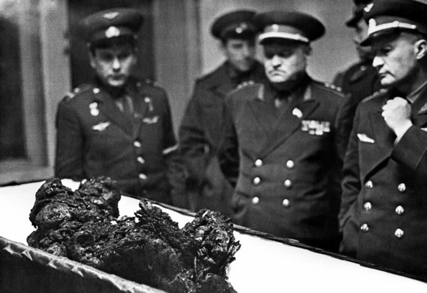11. Militari rusi in fata ramasitelor astronautului Vladimir Komarov, cazut din spatiu, 1967