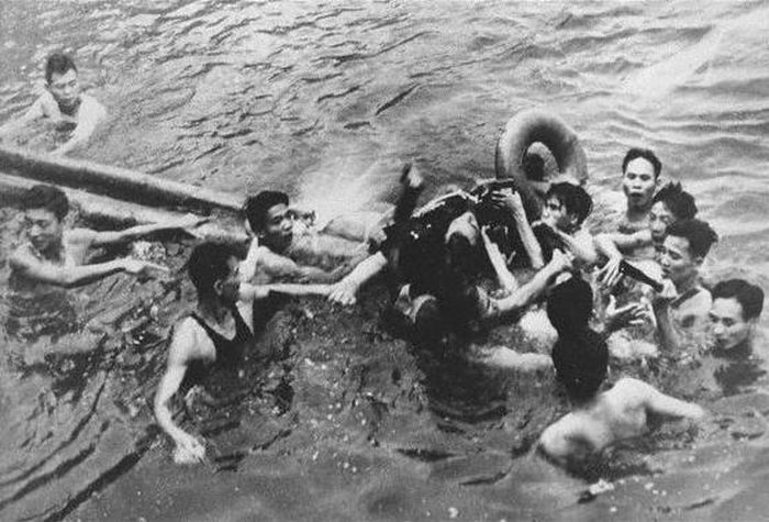 16. Aviator american cazut in lacul Truc Bach, capturat de vietnamezi, 1967