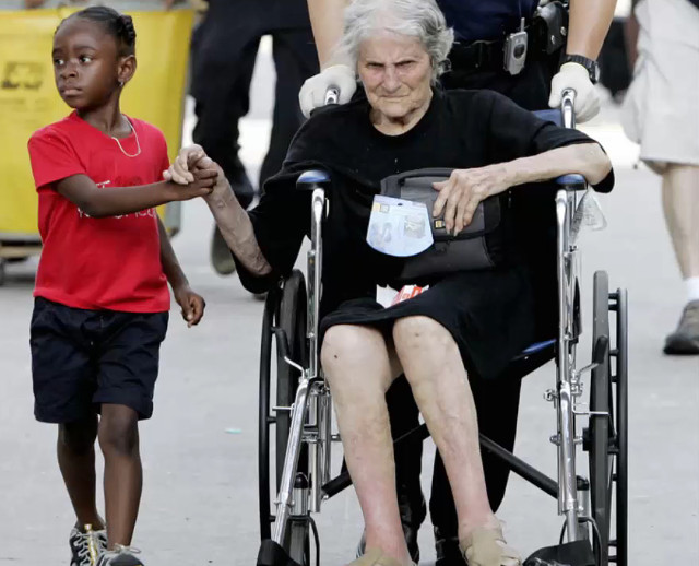 Tanisha Blevin, in varsta de numai 5 ani tine de mana o victima a uraganului Katrina, Nita LaGarde, in varsta de 105 ani