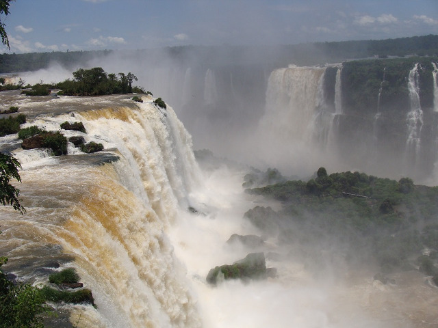 Cascadele de pe Iguazu, la granita dintre Argentina si Brazilia