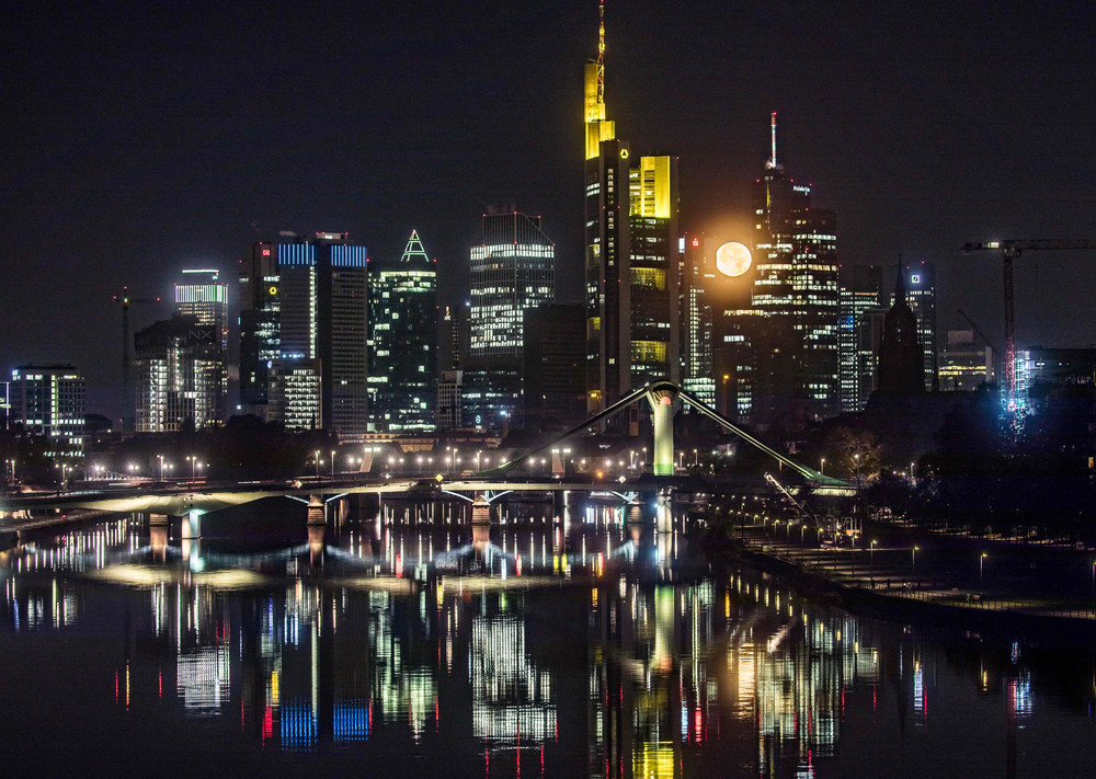 2. Luna straluceste superb pe cerul din Frankfurt