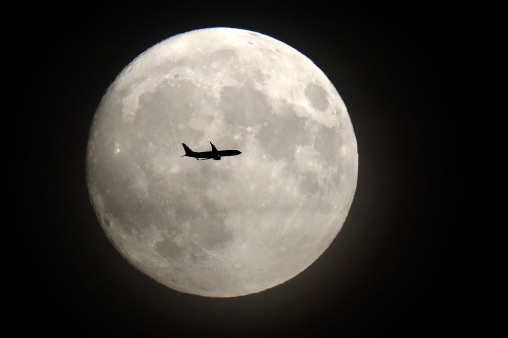 4. Un avion apropiindu-se de aeroportul Heathrow, Londra