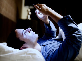 Folosirea smartphone-urilor iniante de culcare ne afecteaza somnul
