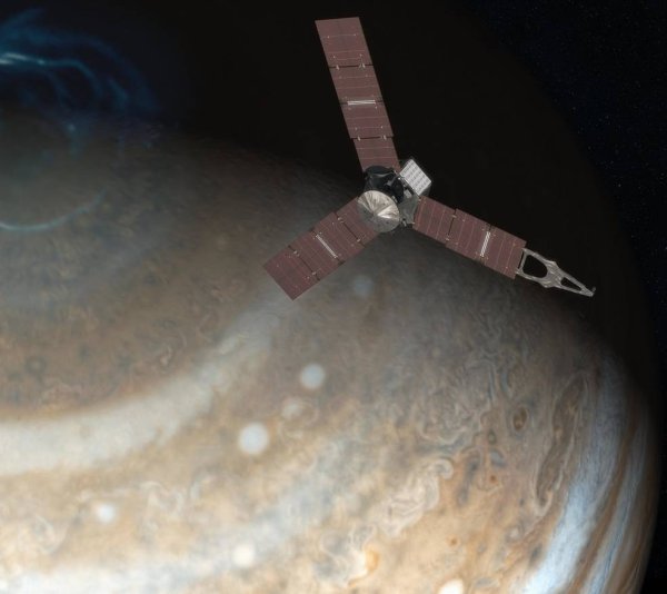 2. Dupa o calatorie de 1,8 miliarde de mile care a durat 5 ani, statia NASA Juno a ajuns pe Jupiter pe 4 Iulie. Va studia planeta in amanunt timp de 20 de luni