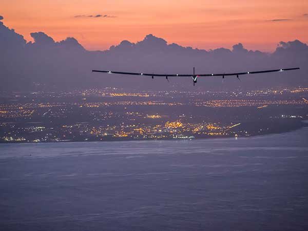 7. Un avion alimentat cu putere solara a facut inconjurul lumii pentru prima data. Solar Impulse 2 a zburat peste 26.000 de mile in jurul lumiii pentru a demonstra ca se pot folosi energii regenerabile in aviatie