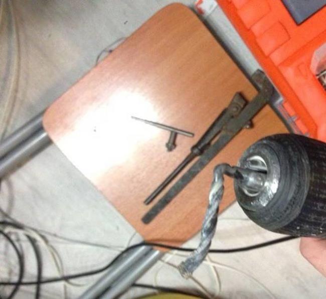 9. A incercat sa gaureasca o chifla veche de 2 zile