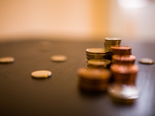 Jeff Zwelling: "Un ciocan si un cui costa $1.10 dolari, iar ciocanul costa cu un dolar mai mult decat cuiul. Cat cost cuiul?"