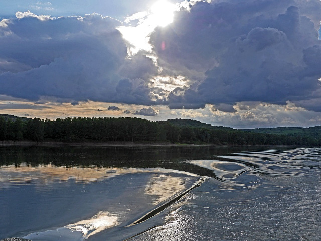 Dunarea, linistita si larga, cu aceeasi nepasatoare maestate de mii de ani aluneca spre mare in lenese incovairi (Jean Bart)