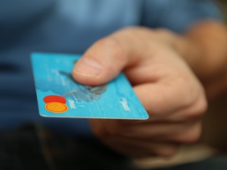 Te bazezi pe cardul de debit pentru situatii de urgenta