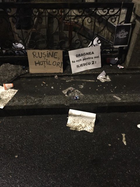 "Rusine, hotilor" si "Dragnea tu esti pentru noi Iliescu 2"