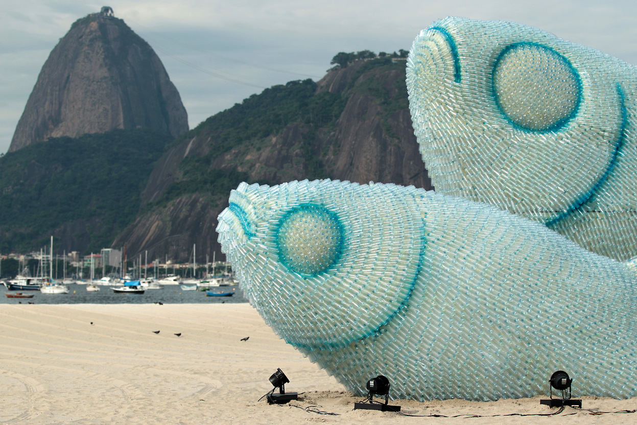 Opera de arta facuta doar din PET-uri, pe o plaja din Rio de Janeiro